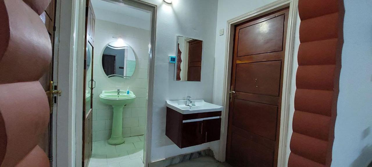 Jinan Palace Guest House Jinan Palace Guest House เนดุมบัสเซรี ภายนอก รูปภาพ